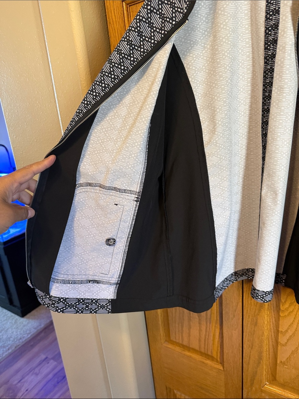 Weekends by Chico's-Black & White Patterned Pants & Sleeveless Full Zip Vest Set - Picture 7 of 14